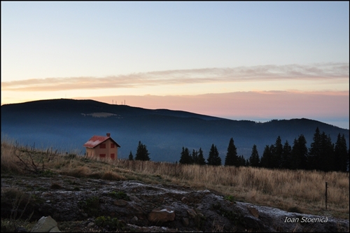 rasarit in muntii harghitei - vedere spre varful harghita ciceu