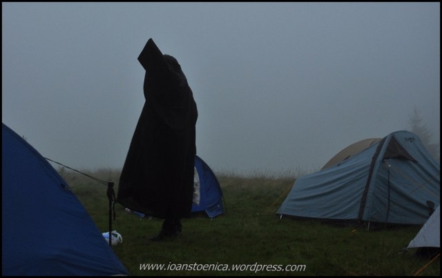 fantoma printre corturi