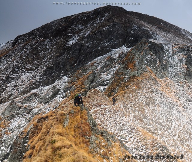 varful raiosu pe fundal