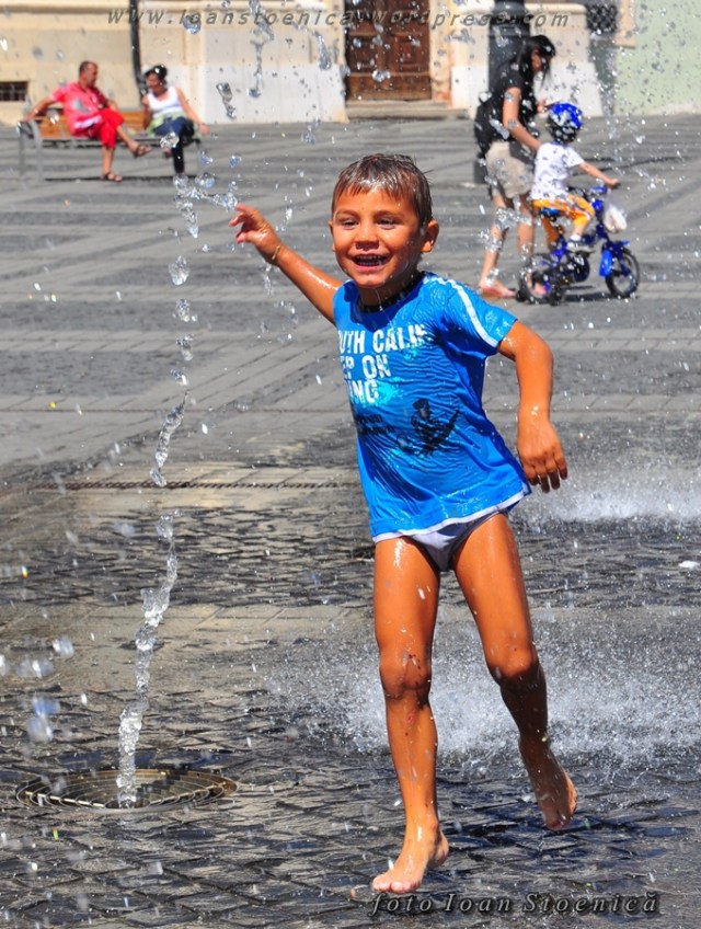 copii la joaca - in apa, sibiu