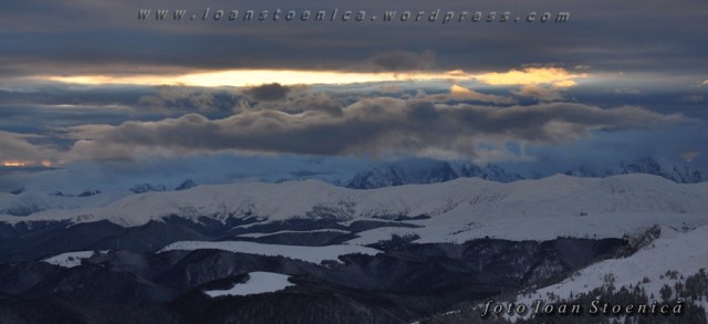 lumina albastra peste munte