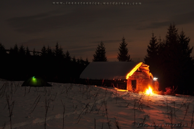 cort si stana - noapte de iarna pe munte