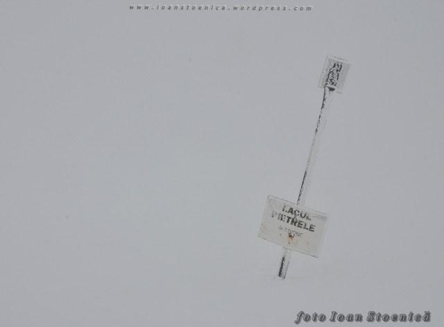 lacul pietrele acoperit de zapada