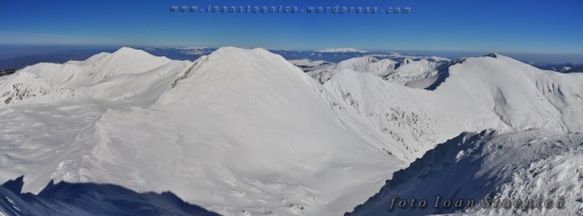 vedere de iarna spre varful Papusa
