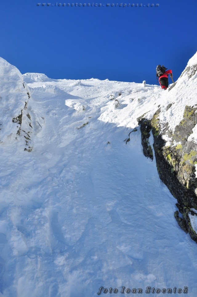 coborare abrupta prin zapada