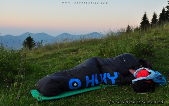 dormit sub cerul liber - sac pe iarba