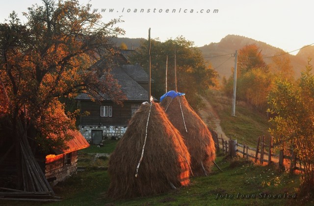fotografie - colt de gospodarie la rasarit